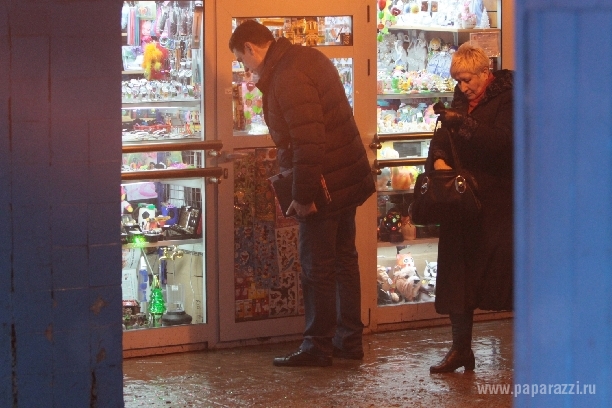 Дмитрий Дюжев выбирает подарки в подземном переходе Дмитрий Дюжев выбирает подарки в подземном переходе