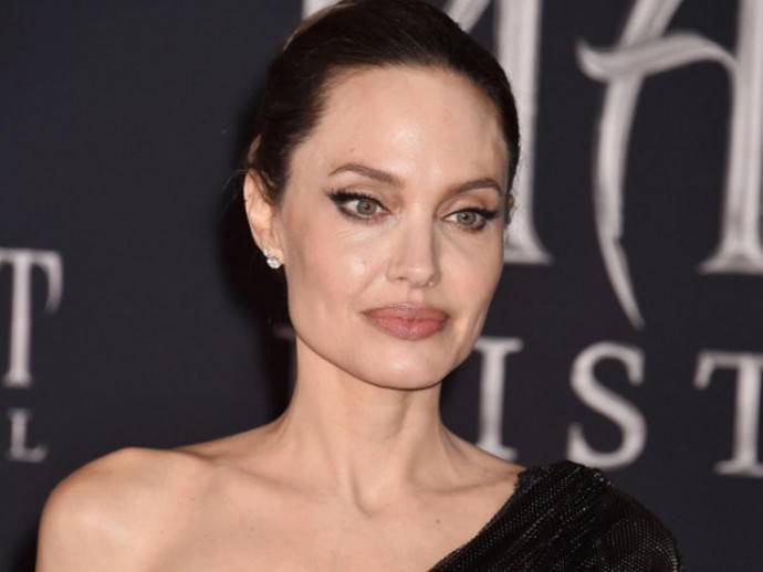 Анджелина Джоли подробно рассказала, что произошло между ней и Брэдом Питтом на борту самолета
