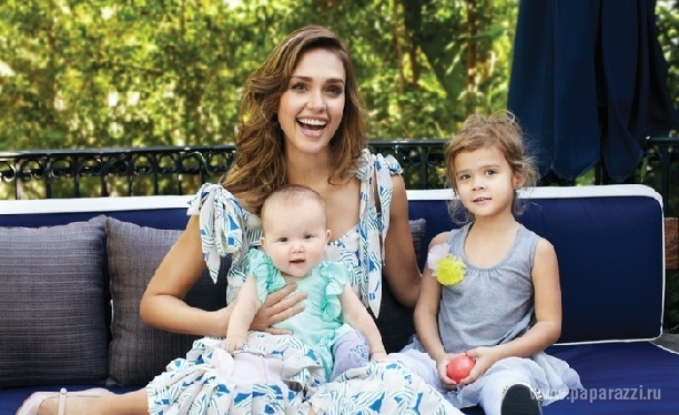 Джессика Альба снялась в фотосете со своими дочками