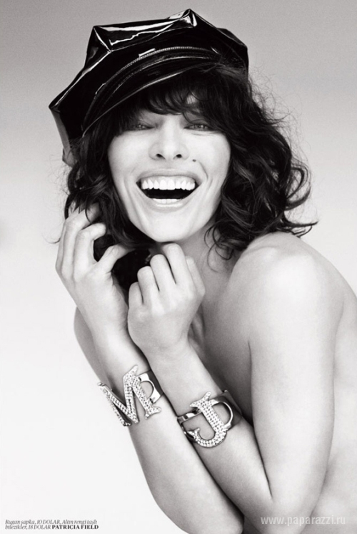 Неотразимая улыбка Миллы Йовович для Vogue Turkey