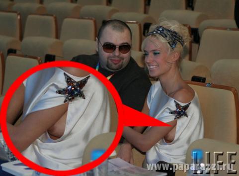 Грудь Глюкозы вырвалась из платья Грудь Глюкозы вырвалась из платья
