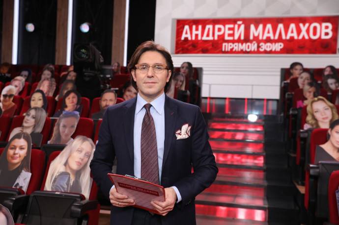 На шоу у Андрея Малахова разгневанная женщина показала обнаженную грудь На шоу у Андрея Малахова разгневанная женщина показала обнаженную грудь