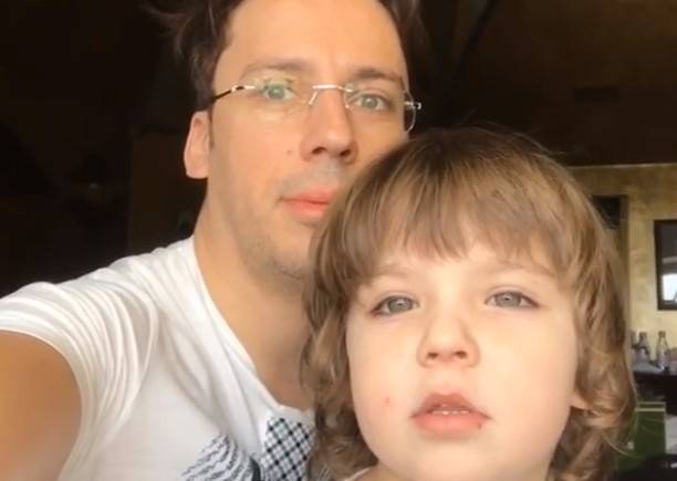 Максим Галкин поделился видео чтения молитвы 4-летним Гарри
