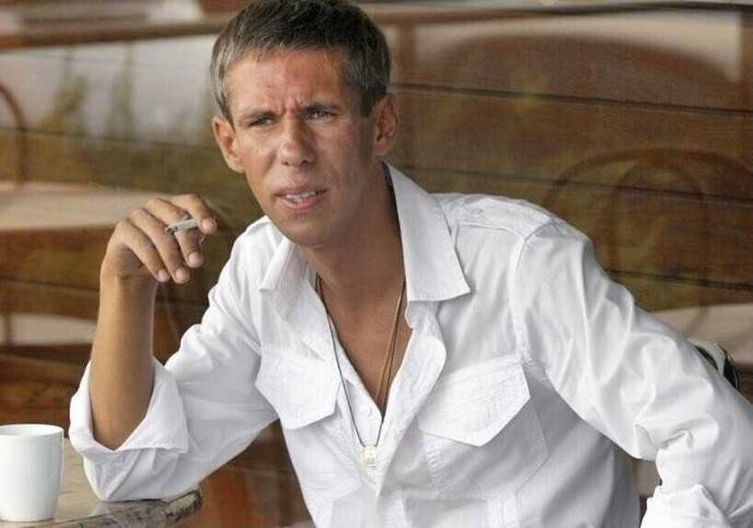 «Долой нудизм»: Алексей Панин в белоснежных стрингах предался водным утехам «Долой нудизм»: Алексей Панин в белоснежных стрингах предался водным утехам