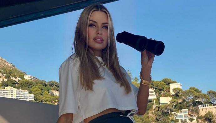 Рейтинг дня: Виктория Боня прошлась по улочкам Монте-Карло в супер короткой юбке