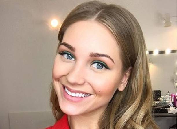 Кристина Асмус вслед за мужем выставила свой зад на всеобщее обозрение Кристина Асмус вслед за мужем выставила свой зад на всеобщее обозрение