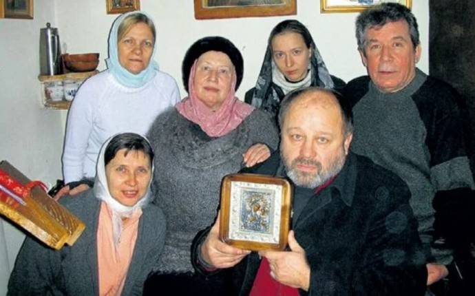 «Боженька, просвети мозги этого идиота»: жена актёра Владимира Ильина очень агрессивно ответила на вопрос о его уходе в монастырь «Боженька, просвети мозги этого идиота»: жена актёра Владимира Ильина очень агрессивно ответила на вопрос о его уходе в монастырь