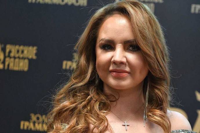 Певица МакSим впервые после болезни вышла в свет, засветив подозрительно выпирающий живот Певица МакSим впервые после болезни вышла в свет, засветив подозрительно выпирающий живот