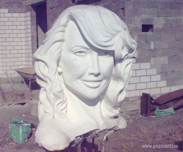 В Казахстане появился памятник Жанне Фриске