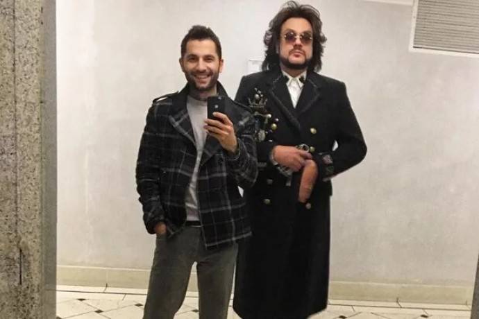 Стилист Арсен Айрапетов рассказал, как Филипп Киркоров «шпиговал» его в Дубае Стилист Арсен Айрапетов рассказал, как Филипп Киркоров «шпиговал» его в Дубае
