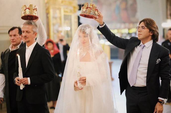 Священник венчавший Ксению Собчак и Константина Богомолова сообщил, что поплатился за это