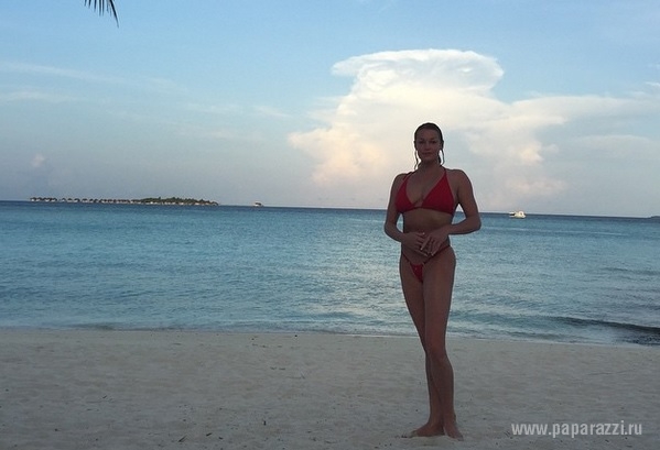 На мальдивских пляжах Анастасия Волочкова разгуливает в супер откровенных бикини