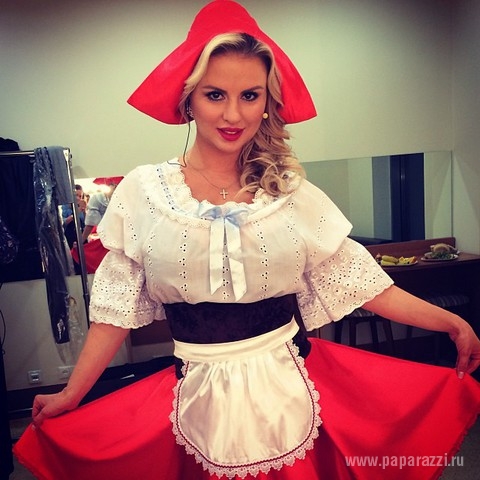 Анна Семенович появилась в костюме Красной шапочки и в мужских мечтах