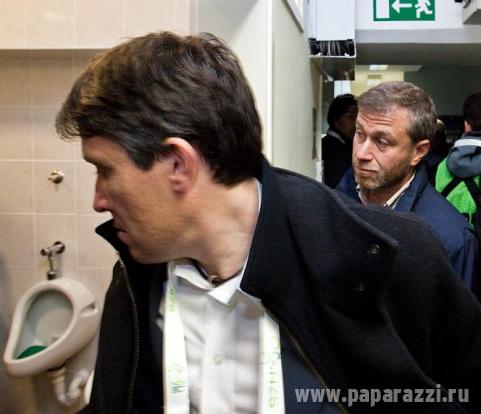 Ничто человеческое ему не чуждо - Роман Абрамович в очереди в общественный туалет