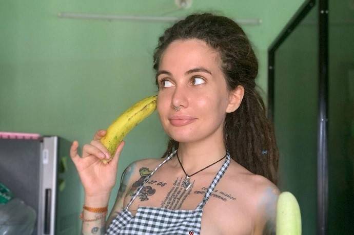 Подружка Артёма Дзюбы Наташка Веретенникова продала свои фото и видео без цензуры