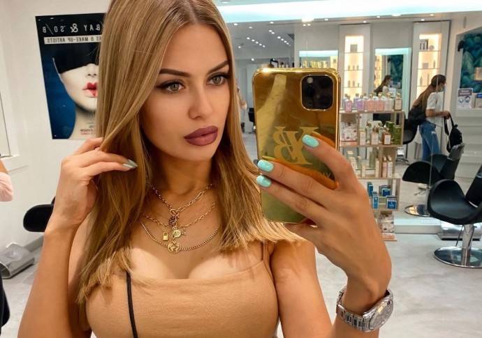Виктория Боня прилетела из Монако в Москву, чтобы сделать наращивание волос Виктория Боня прилетела из Монако в Москву, чтобы сделать наращивание волос