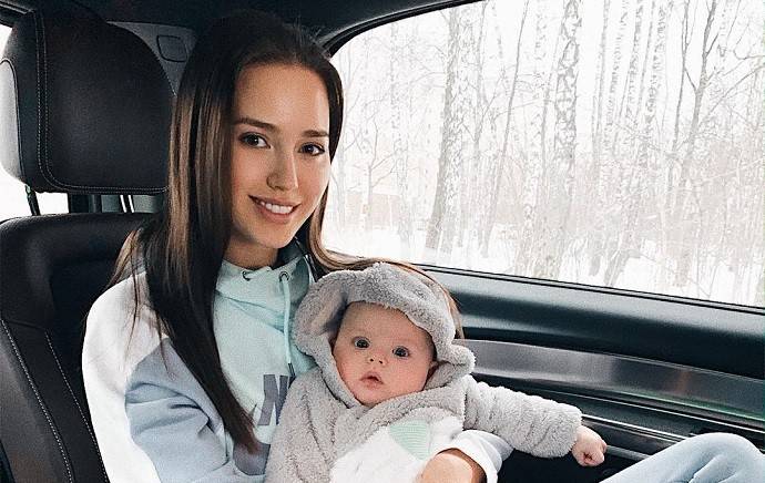 Анастасия Костенко притащила на вручение диплом свою дочку