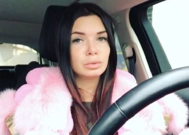 Катя Жужа выбрала жуткий пиджак для мужа и показала себя топлесс (видео)