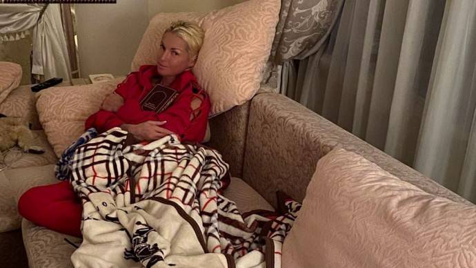 Анастасия Волочкова в полотенце получила букет от неизвестной женщины Анастасия Волочкова в полотенце получила букет от неизвестной женщины
