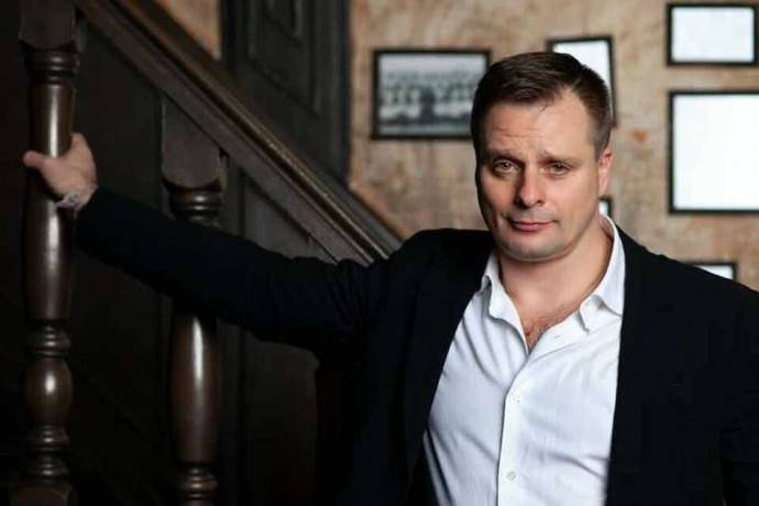 50-летний Александр Носик вышел в свет с новой женой, которая годится ему в дочери 50-летний Александр Носик вышел в свет с новой женой, которая годится ему в дочери