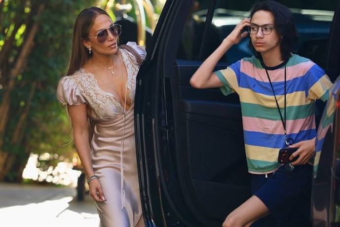 У сына Дженнифер Лопес такие же жуткие тощие ноги, как и у старушки Ла Тойи Джексон