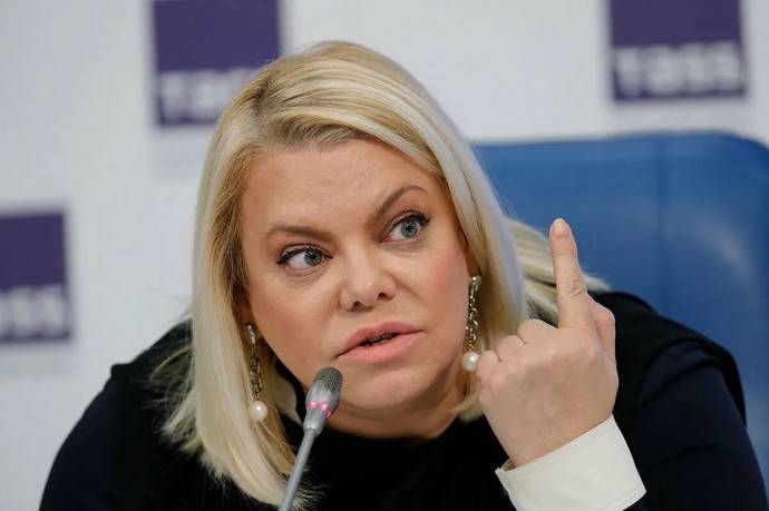 «Тяжёлый переходный возраст»: Яна Поплавская посетовала на падчерицу от молодого мужа «Тяжёлый переходный возраст»: Яна Поплавская посетовала на падчерицу от молодого мужа