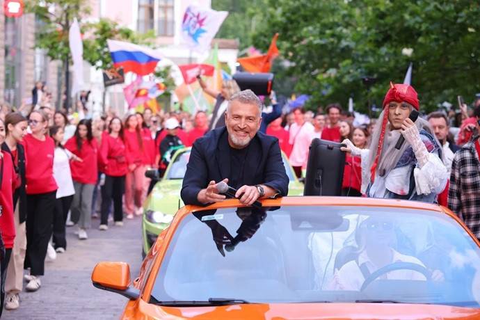 Валя Карнавал, GAVRILINA, Артур Пирожков и другие звёзды собрались на концерте «Звёзды хайпа на VI Форуме Агутина»