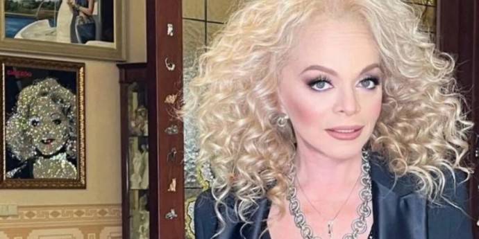 «Две бледные костлявые клешни»: Лариса Долина хорошо отфотошопила фигурку и ножки, но забыла о важной детали «Две бледные костлявые клешни»: Лариса Долина хорошо отфотошопила фигурку и ножки, но забыла о важной детали