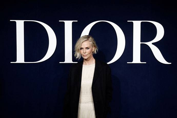 Шарлиз Терон обнажилась для рекламы аромата от Dior. Топ откровенных нарядов Шарлиз Терон на красных дорожках