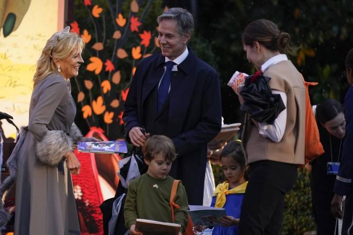 Хеллоуин продолжается: Госсекретарь США Энтони Блинкен нарядил сына в костюм Зеленского