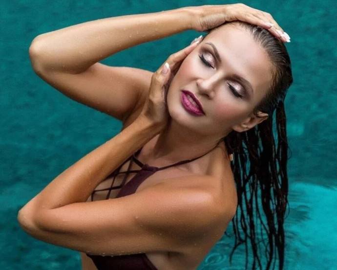 Эвелина Блёданс пришла на вручение семейной премии и испортила идиллию, заговорив про измены. ТОП бесстыжих фото Эвелины Блёданс для Playboy и не только Эвелина Блёданс пришла на вручение семейной премии и испортила идиллию, заговорив про измены. ТОП бесстыжих фото Эвелины Блёданс для Playboy и не только