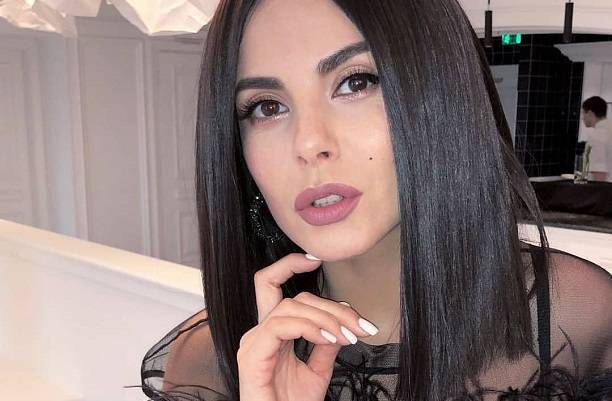 Фанаты в восторге от вида плотных ягодиц Насти Каменских в купальнике Фанаты в восторге от вида плотных ягодиц Насти Каменских в купальнике