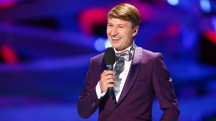 Алексей Ягудин нацепил на голову парик и спародировал Аллу Пугачеву Алексей Ягудин нацепил на голову парик и спародировал Аллу Пугачеву