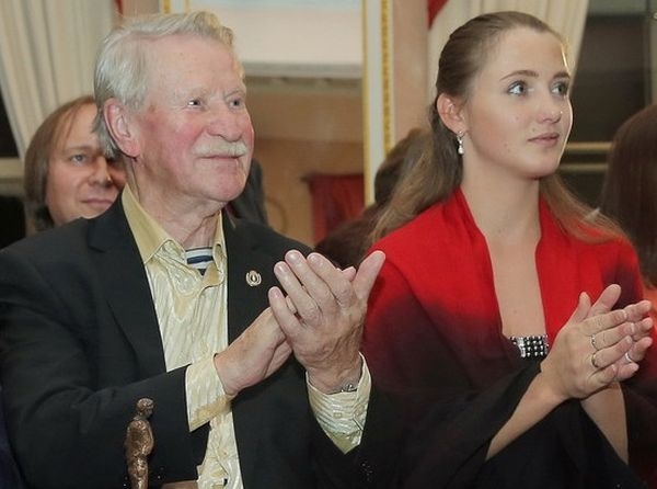 85-летний Иван Краско и его 25-летняя супруга Наталья снялись в романтической фотосессии 85-летний Иван Краско и его 25-летняя супруга Наталья снялись в романтической фотосессии