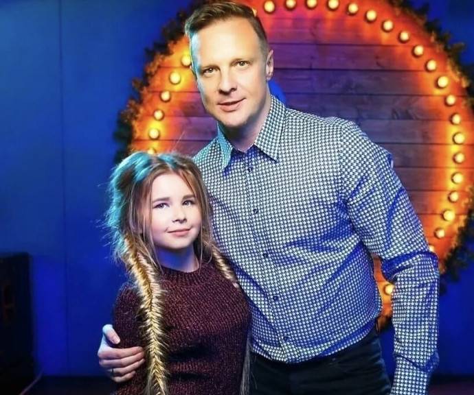 «Клиенты попрут!»: 19-летняя дочь Вячеслава Малафеева устроила очень жаркие танцы на столе в мини-стрингах
