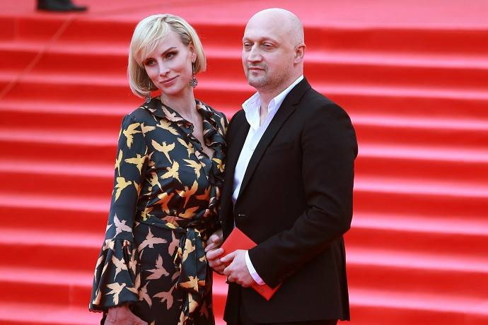 55-летний Гоша Куценко впервые вывел в свет юных дочерей от модели Ирины Скриниченко 55-летний Гоша Куценко впервые вывел в свет юных дочерей от модели Ирины Скриниченко