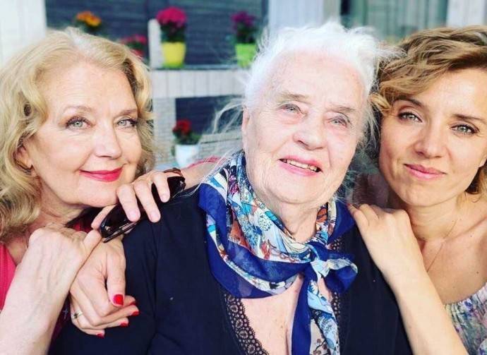 Пока Ирина Алфёрова находилась в больнице, коронавирусом заболела её 99-летняя мама Пока Ирина Алфёрова находилась в больнице, коронавирусом заболела её 99-летняя мама