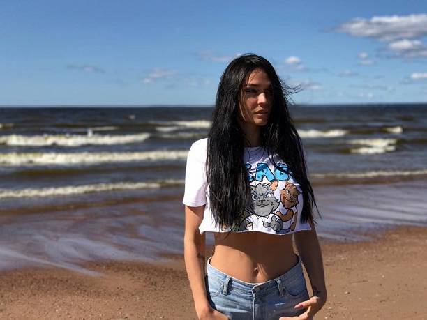 Алена Водонаева нацепила накладки на свою уменьшенную грудь Алена Водонаева нацепила накладки на свою уменьшенную грудь
