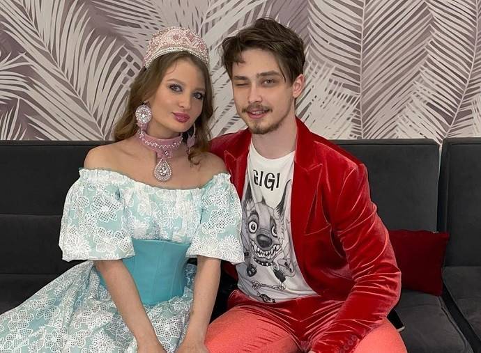 22-летняя невестка Наташи Королевой с сомнительным прошлым показала фото свидетельства о браке с Архипом Глушко 22-летняя невестка Наташи Королевой с сомнительным прошлым показала фото свидетельства о браке с Архипом Глушко