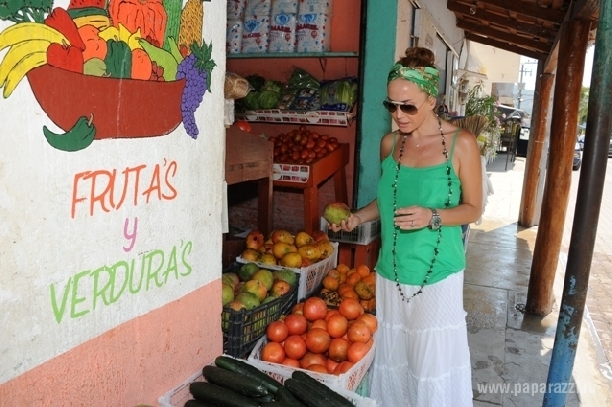 Жанна Фриске в Мексике готовит на двоих