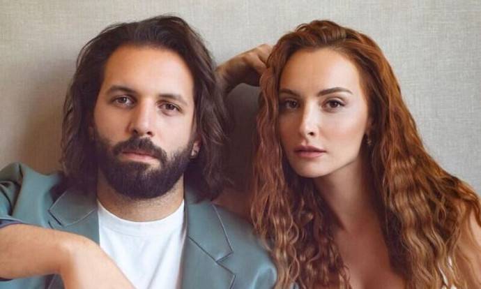 Матери звезд сериала "Постучись в мою дверь" Башак Гюмюлджинелиоглу и Чагры Чытанак под завалами в Турции