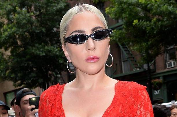 Леди Гага ужаснула папарацци вульгарным платьем и латексными ботинками-копытцами