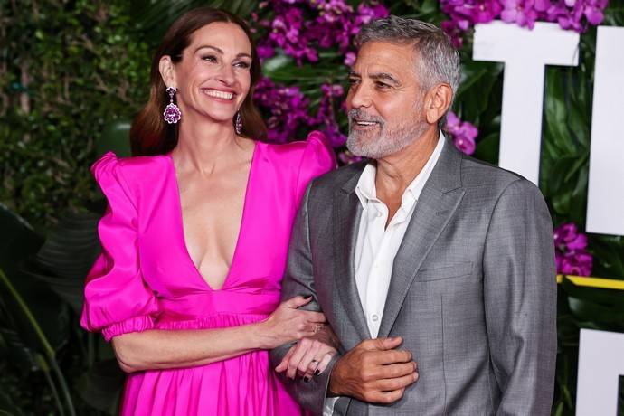Борьба за внимание Джорджа Клуни продолжается: Джулия Робертс носит фотографии актера на себе, а жена Амаль сияет серебром