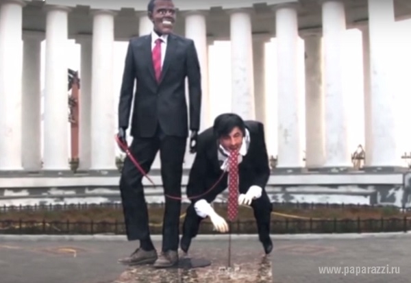 В центре Одессы появился обидная скульптура Обамы и Саакашвили