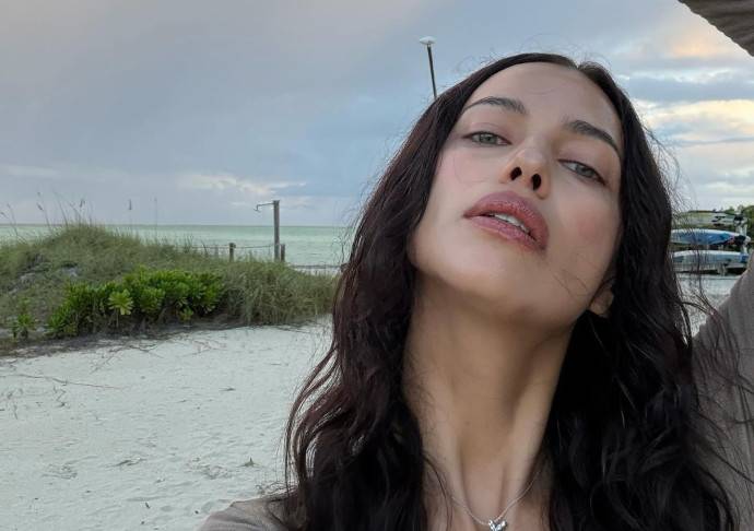 Ирина Шейк намекнула, что загорает топлес