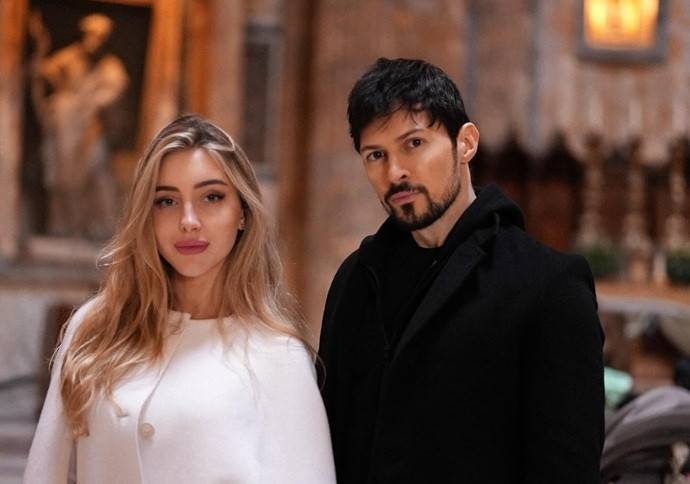 Полуголую подругу Павла Дурова вынесли из бани, взвалив на плечо