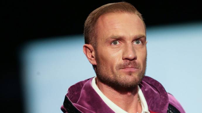 Исхудавший и поседевший Роман Костомаров впервые вышел на связь из больницы Исхудавший и поседевший Роман Костомаров впервые вышел на связь из больницы