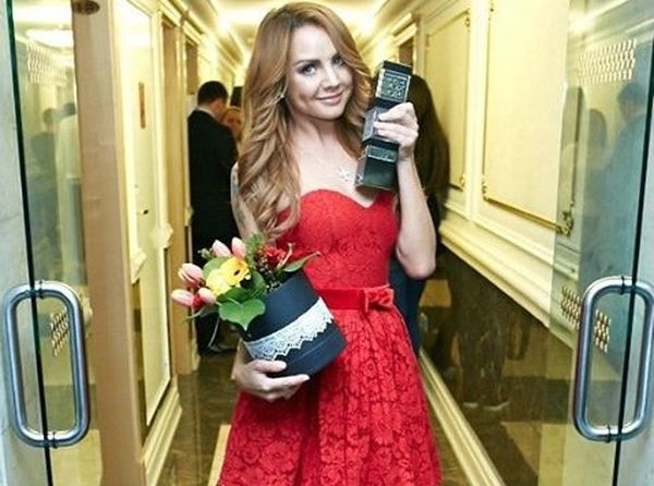 МакSим шокировала поклонников, появившись на публике в черном свадебном платье МакSим шокировала поклонников, появившись на публике в черном свадебном платье