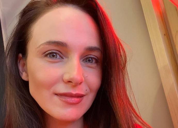 Анну Снаткину с новым оттенком волос приняли за Ляйсан Утяшеву Анну Снаткину с новым оттенком волос приняли за Ляйсан Утяшеву