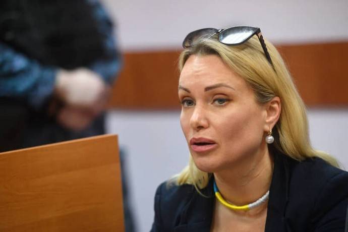 «Чучело!»: Киевский режим не оценил бравого поступка экс-редактора Первого канала Марины Овсянниковой, отказавшись от её услуг «Чучело!»: Киевский режим не оценил бравого поступка экс-редактора Первого канала Марины Овсянниковой, отказавшись от её услуг